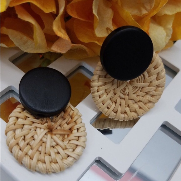 Black and cream earrings - Picture 2 of 2